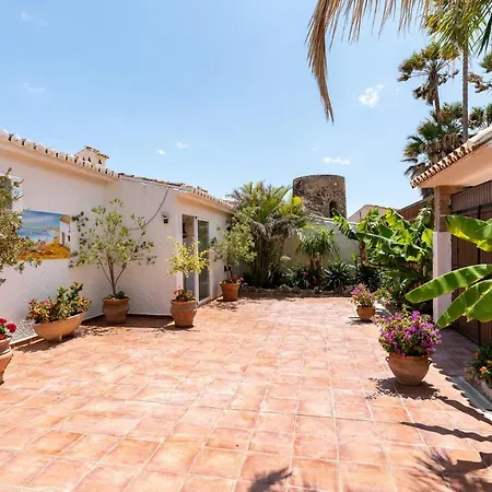 Villa Beachfront Mijas: 4-bedroom Retreat With Private Pool Sitio de Calahonda