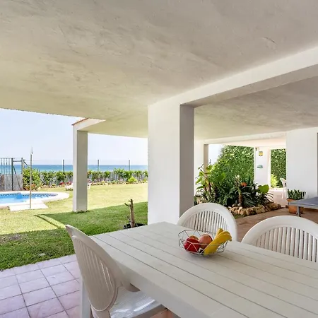 Beachfront Mijas: 4-bedroom Retreat With Private Pool Sitio de Calahonda