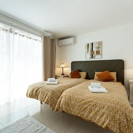 Beachfront Mijas: 4-bedroom Retreat With Private Pool Sitio de Calahonda